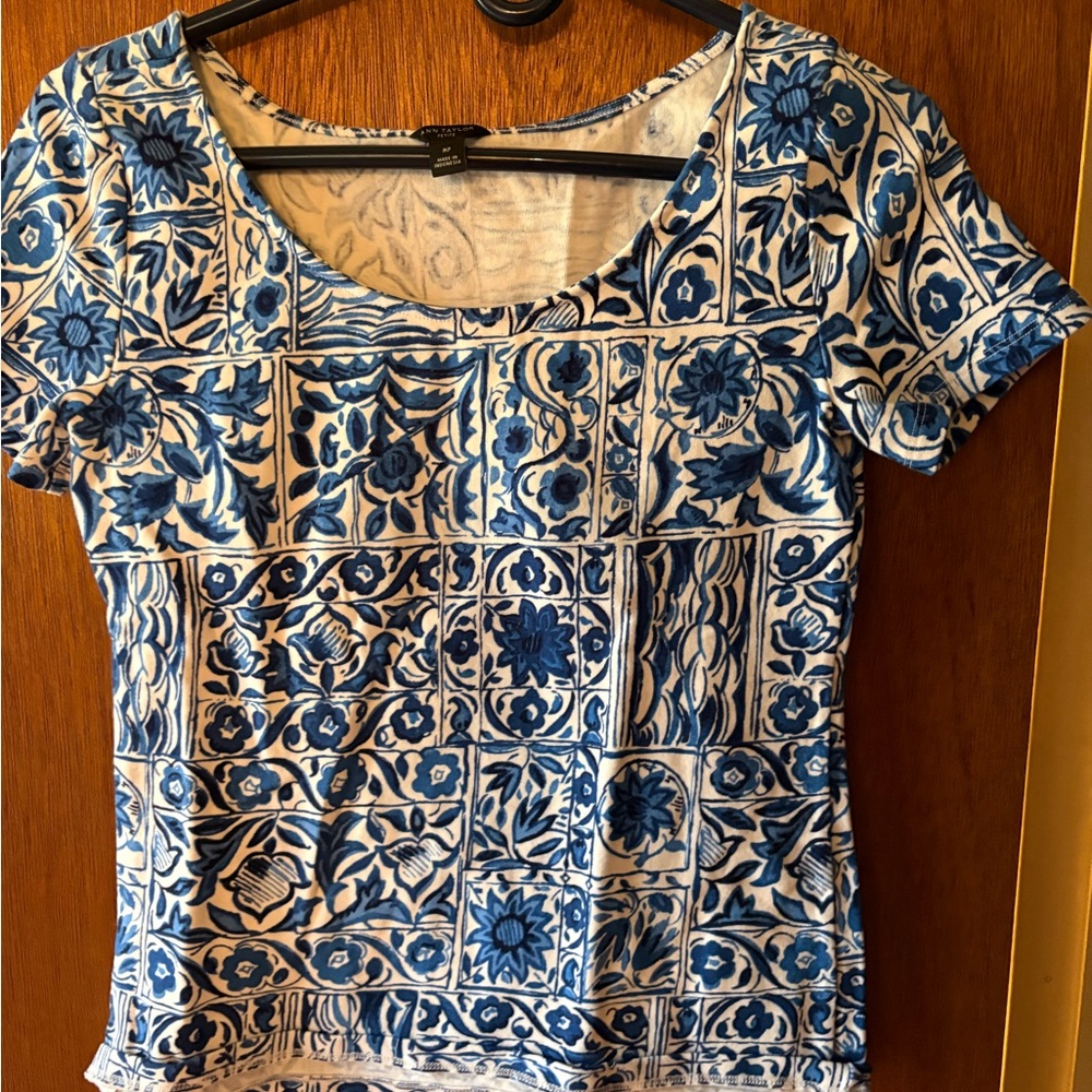 Ann Taylor Blue and White Patterned Short Sleeve Top